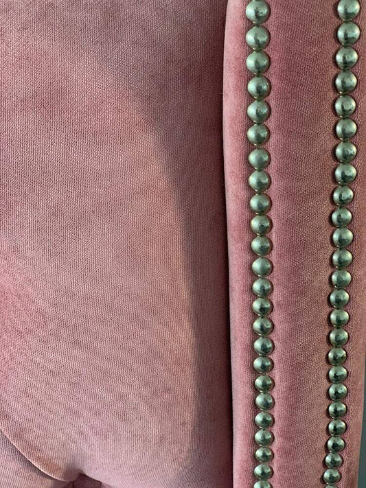 Cabecera rosa tufted con tachas pátina verde en dormitorio – Tienda de Banquitos Argentina