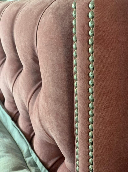 Cabecera rosa tufted con tachas pátina verde detalle – Tienda de Banquitos Argentina