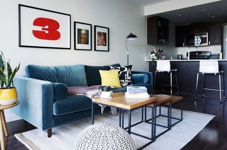 Sofá azul petróleo velvet en departamento moderno con arte – Tienda de Banquitos Argentina