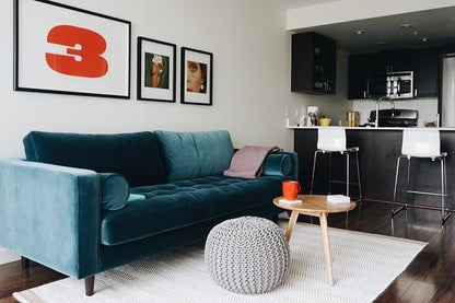 Sofá azul petróleo velvet departamento moderno detalle – Tienda de Banquitos Argentina