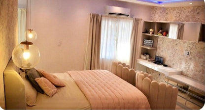 Habitación juvenil con Respaldo Alpes beige, Sillones Angie y escritorio a medida, proyecto de la Arq. Natalia Albert