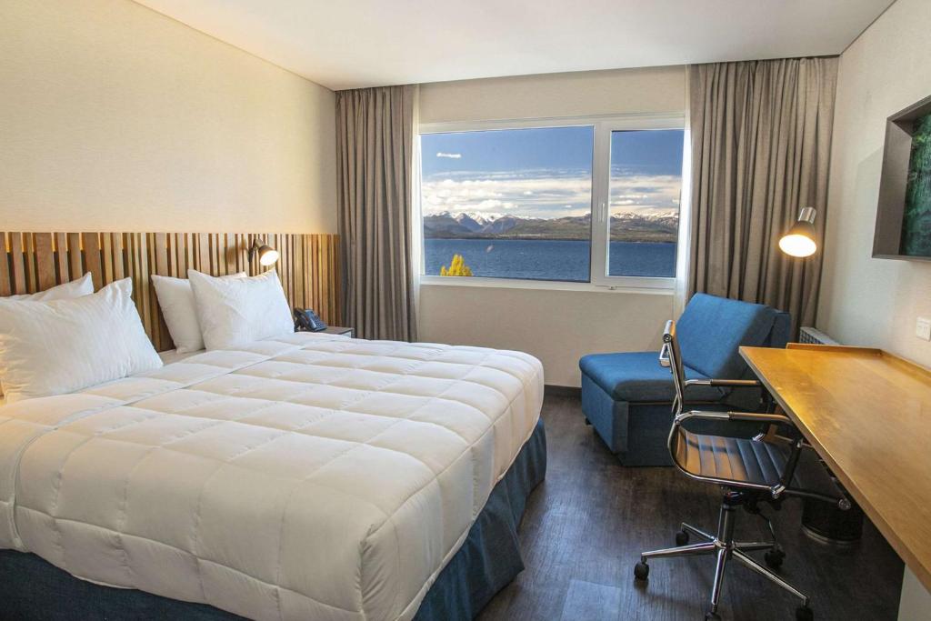 Mobiliario hotelero – sillón tapizado personalizado Hampton by Hilton Bariloche