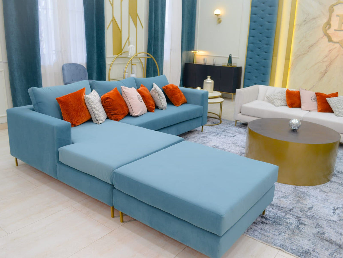 Esquinero Magnolia celeste con su chaise en el espacio de recreación de El Hotel de los Famosos 2023