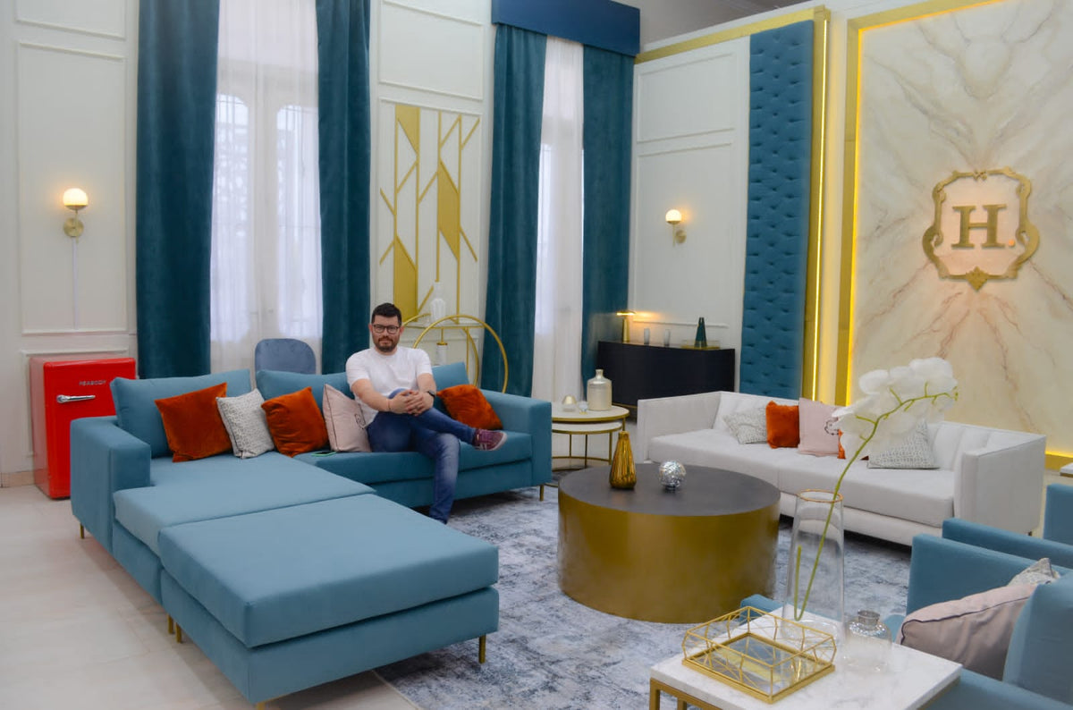 Espacio de recreación de El Hotel de los Famosos 2023 con el Esquinero Magnolia celeste y el Sofá Rufina