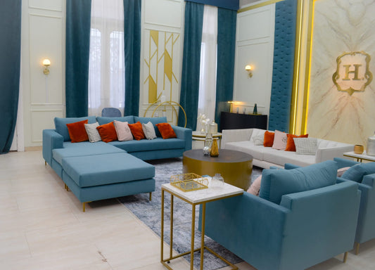 Espacio de recreación de El Hotel de los Famosos 2023 con el Esquinero Magnolia celeste, Sillones Ristretto y el Sofá Rufina blanco