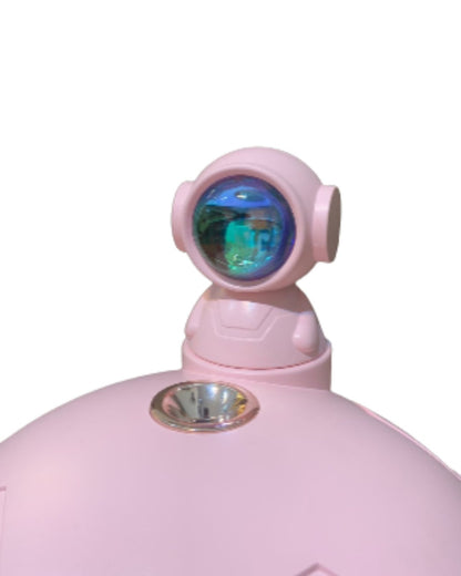 Primer plano del visor tornasolado del astronauta Sunshine rosa, que funciona como lámpara