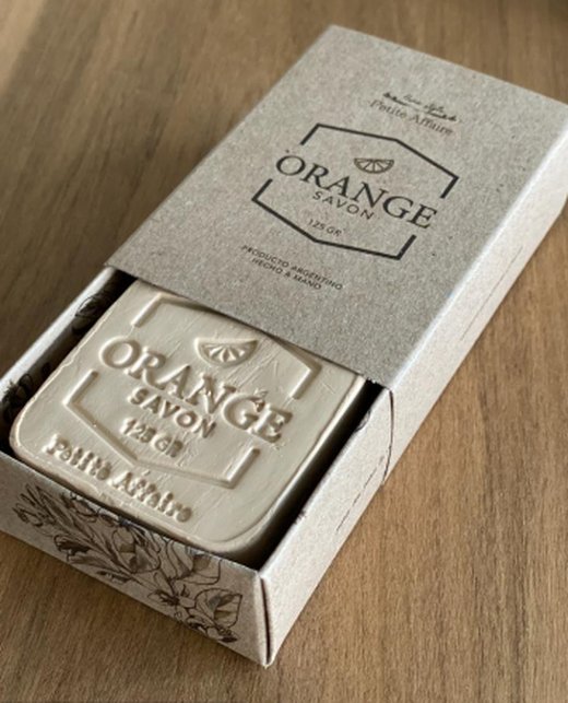 Jabón Orange de 125 g dentro de su caja individual deslizable color kraft con estampa
