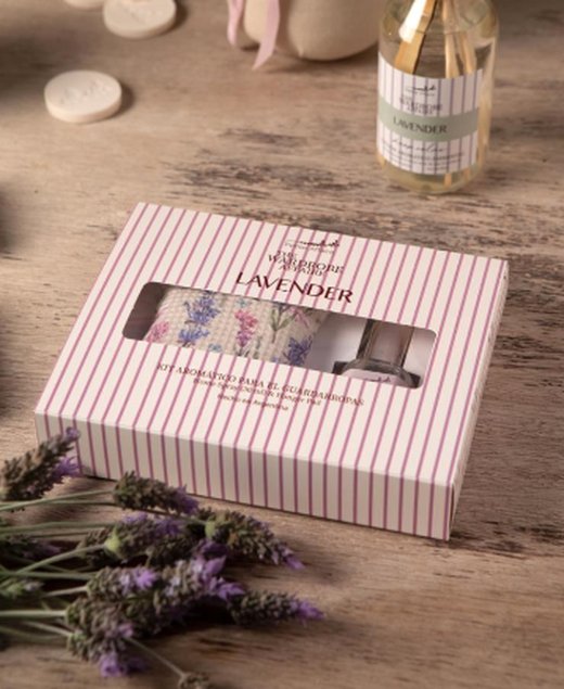 Caja a rayas rosas con ventana del kit Lavender sobre mesa de madera con ramas de lavanda