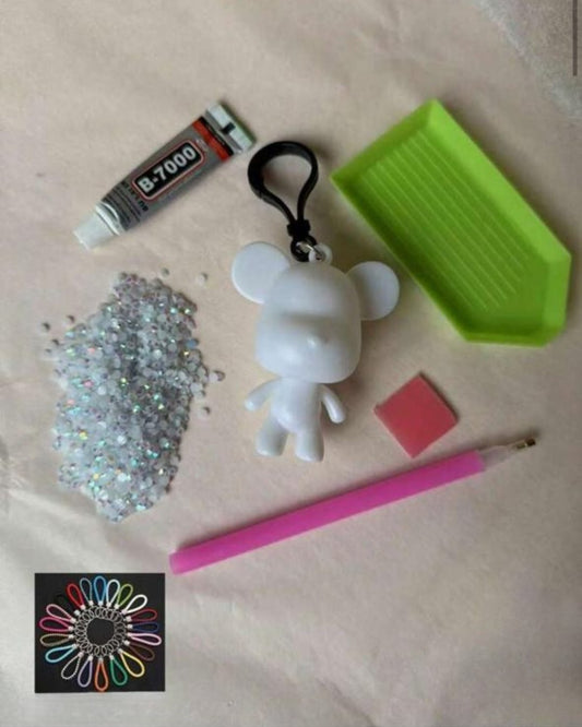 Kit de diamond painting osito mini con diamantitos blancos tornasolados, pegamento, aplicador rosa y bandeja verde