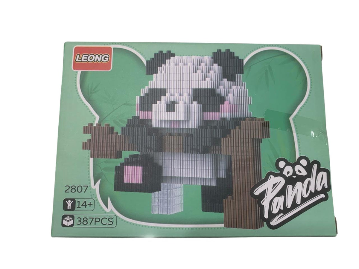 Caja del panda Po, modelo 2807 de 387 piezas, sentado junto a un tronco de bambú