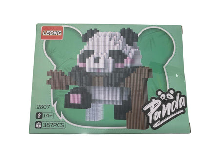 Caja del panda Po, modelo 2807 de 387 piezas, sentado junto a un tronco de bambú