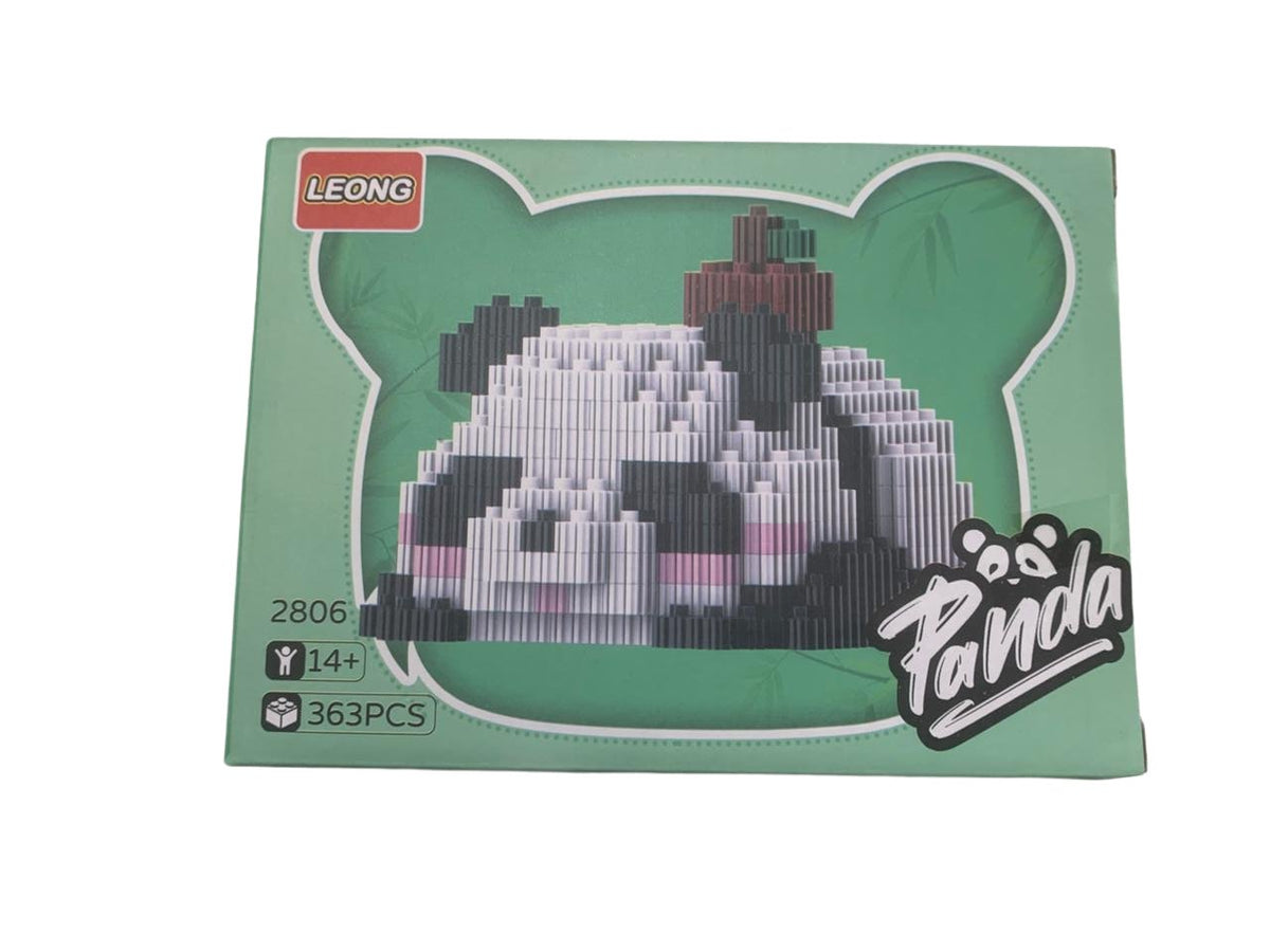 Caja del panda Rufus, modelo 2806 de 363 piezas, acostado de costado con un brote