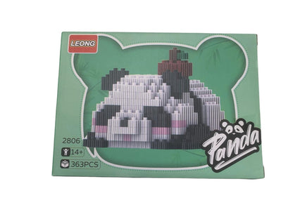 Caja del panda Rufus, modelo 2806 de 363 piezas, acostado de costado con un brote
