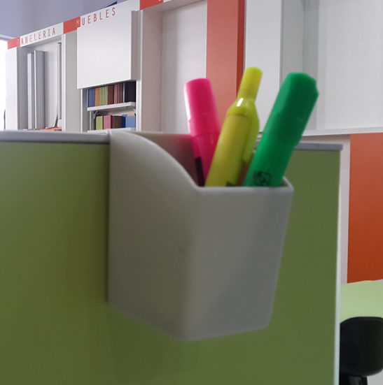 Colocado en la parte superior de las pantallas divisorias que poseen los puestos operativos, este elegante cubilete portalápices permite ahorrar y organizar el espacio de trabajo en su oficina.