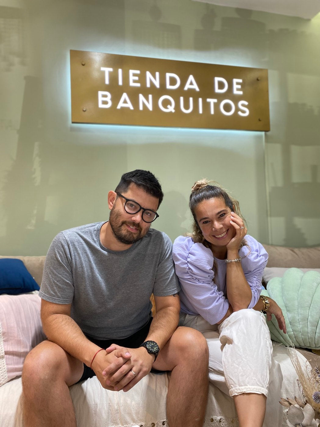 Lili y Pablo, fundadores de Tienda de Banquitos, en el local de Palermo Soho