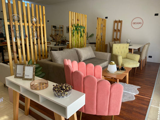Local De Casas en Firmat con un Sillón Angie rosa en primer plano y un Sillón Matero Esther capitoné amarillo al fondo