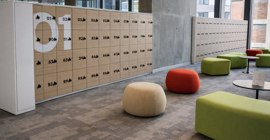Lockers de Archivos Activos de madera y blanco en un espacio común de oficina con puffs