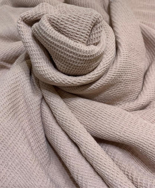 Manta Waffle Rosa Dior con textura nido de abeja - pie de cama sillón Palermo Buenos Aires