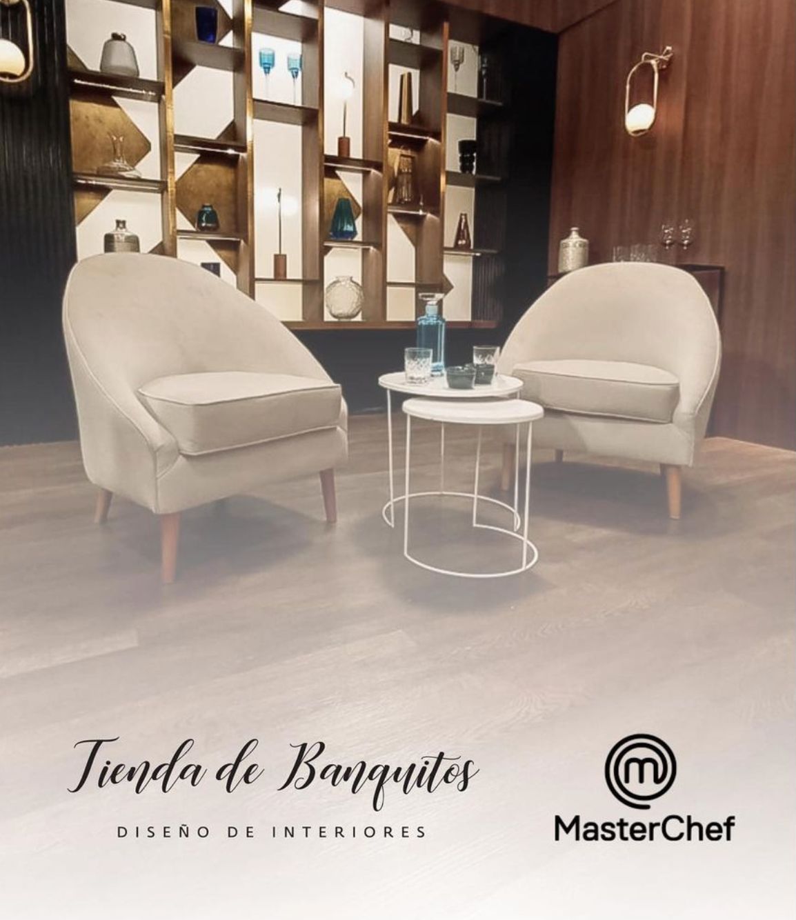 Sillones Paris de Tienda de Banquitos en el estudio de MasterChef Celebrity 2021, con el logo del programa