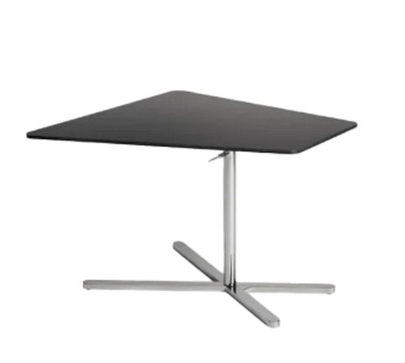 Mesa de arrime Tangram de Archivos Activos con tapa negra facetada y base en cruz cromada