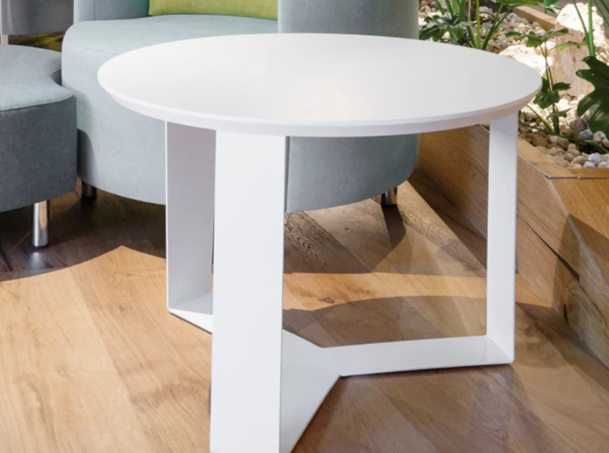 Mesa de arrime Janod de Archivos Activos blanca junto a sillones grises