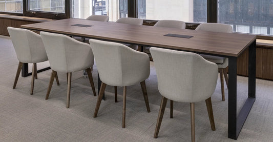 Mesa de reunión Zen Luxury de Archivos Activos con tapa de madera oscura, pata de marco negra y sillas tapizadas claras
