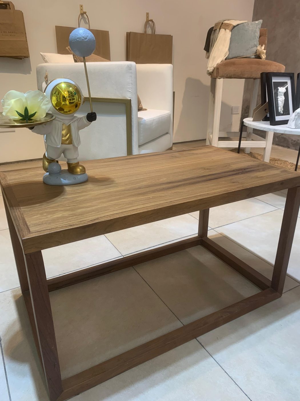 Mesa Raíz de petiribí ambientada con un objeto decorativo (no incluido)
