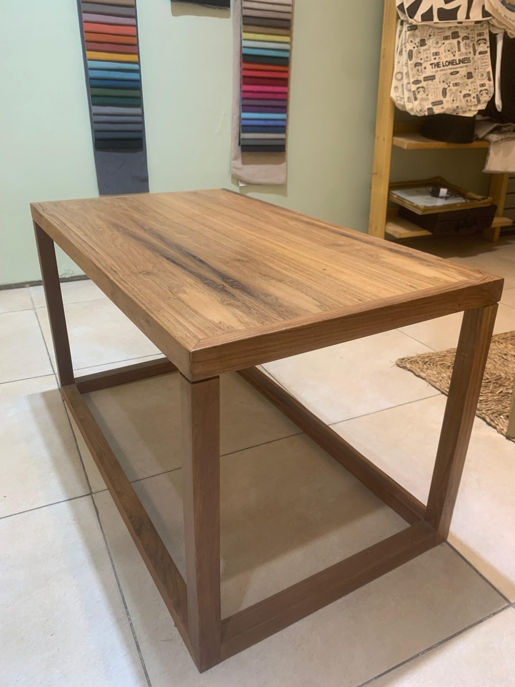 Mesa Raíz de madera de petiribí vista desde otro ángulo, con su estructura de líneas rectas