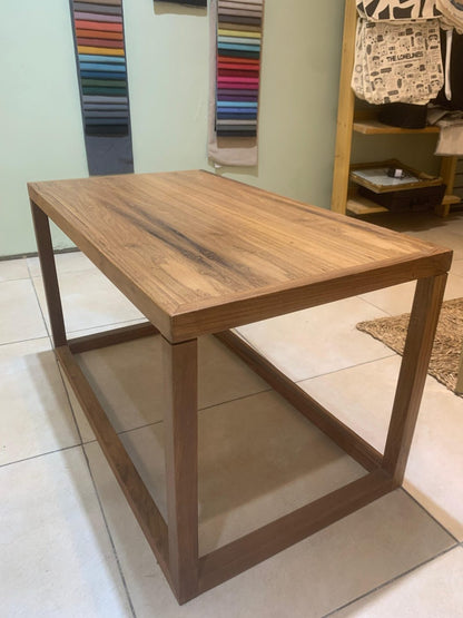 Mesa Raíz de madera de petiribí vista desde otro ángulo, con su estructura de líneas rectas