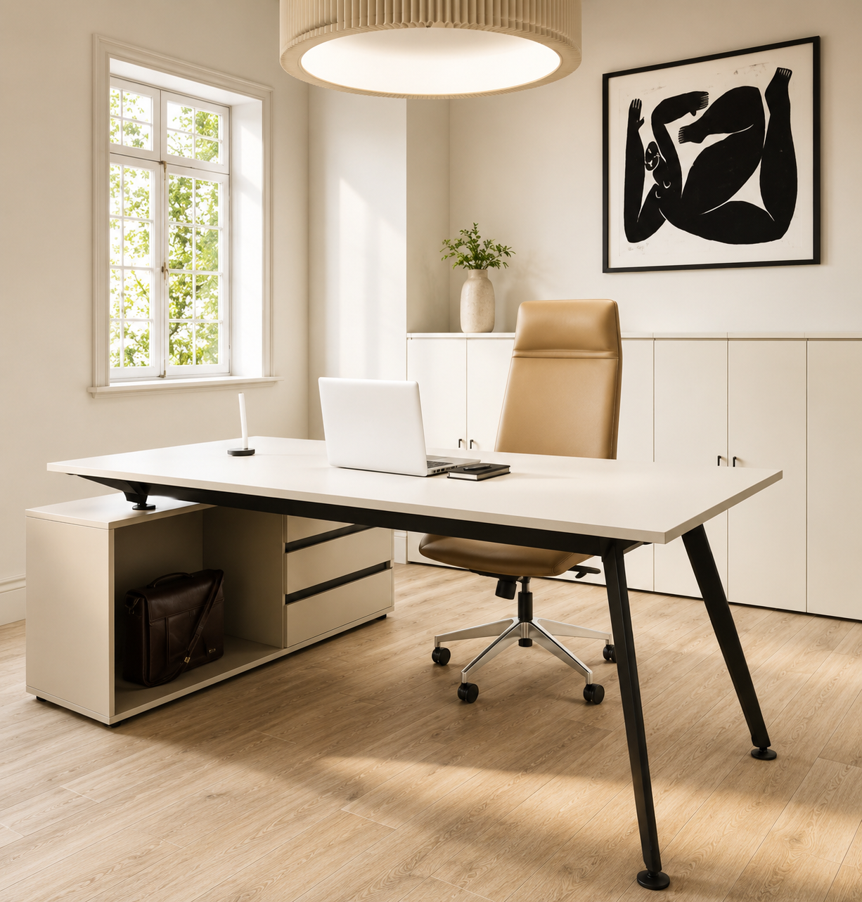 Mesa de oficina línea Avant en sala de reuniones, con diseño moderno y estructura elegante, ideal para uso gerencial, operativo o reuniones laborales.