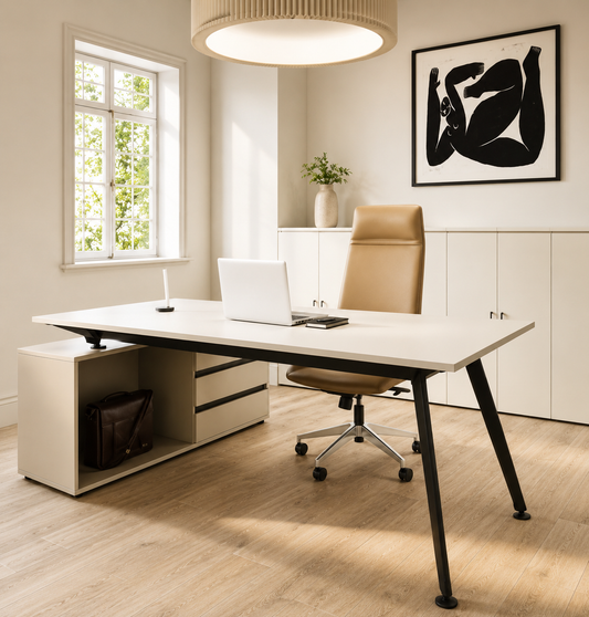 Mesa de oficina línea Avant en sala de reuniones, con diseño moderno y estructura elegante, ideal para uso gerencial, operativo o reuniones laborales.