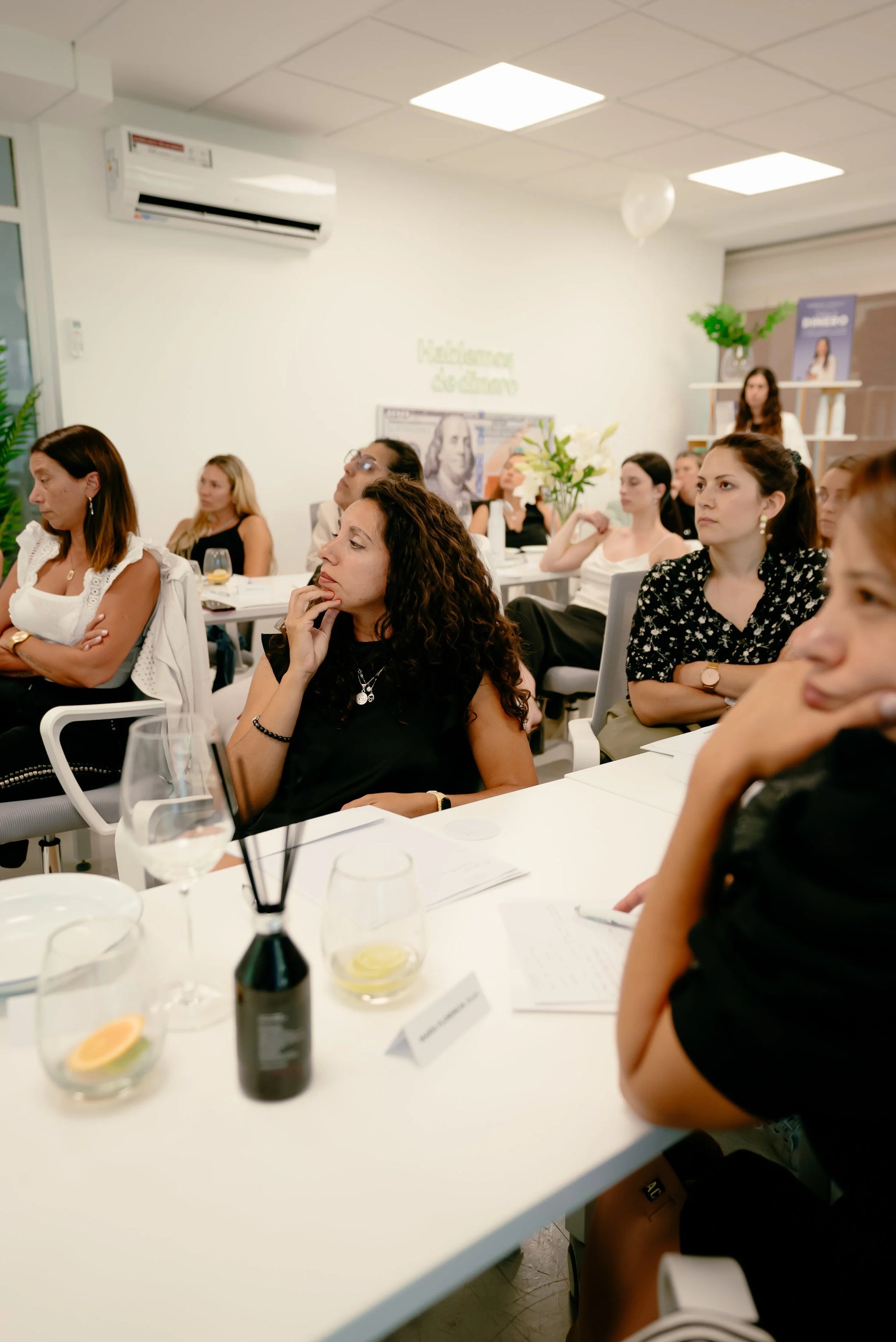 Sillón Angie en la oficina de Sabri Castelli – Mujer Financiera