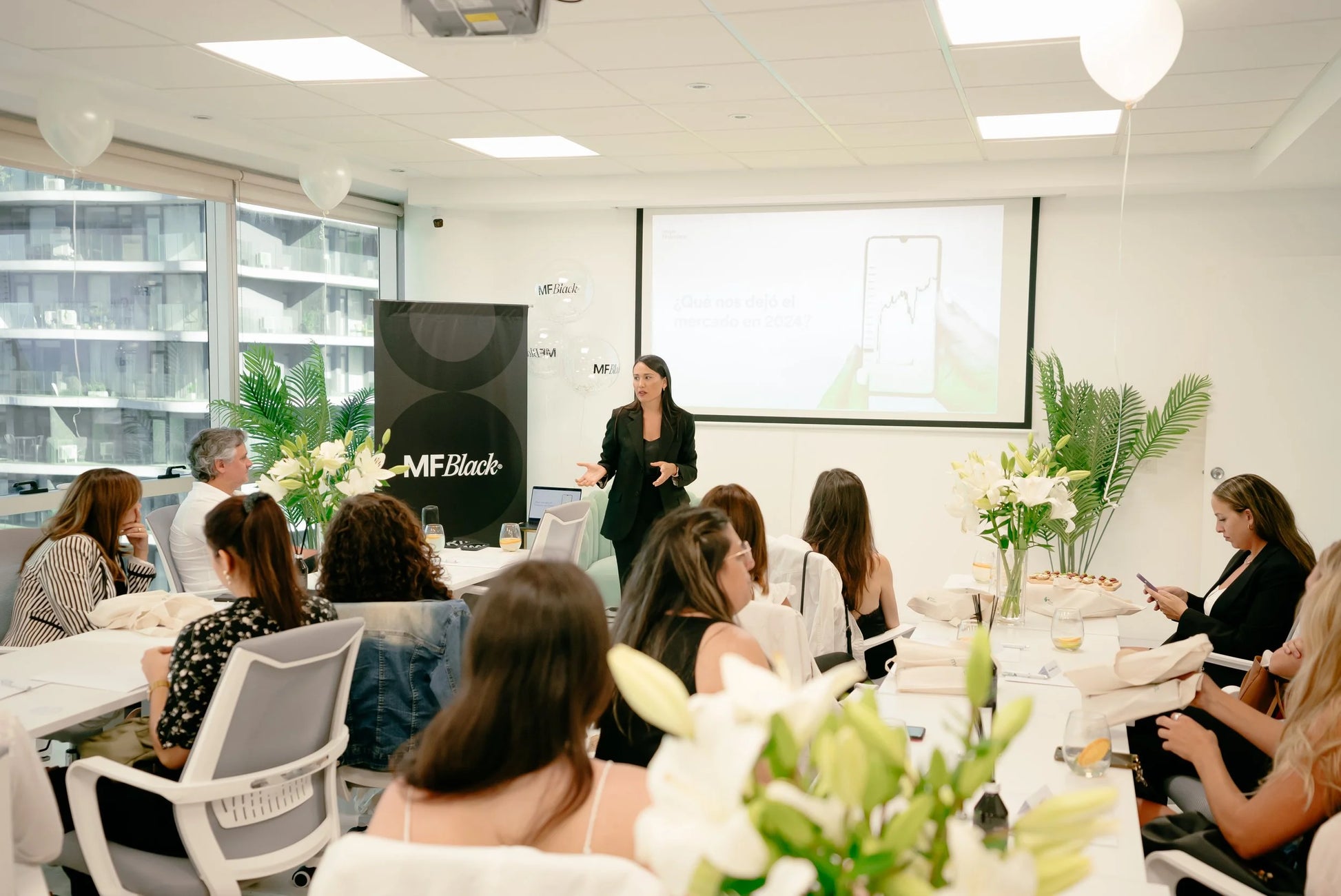 Ambiente completo de la oficina Mujer Financiera con mobiliario Tienda de Banquitos