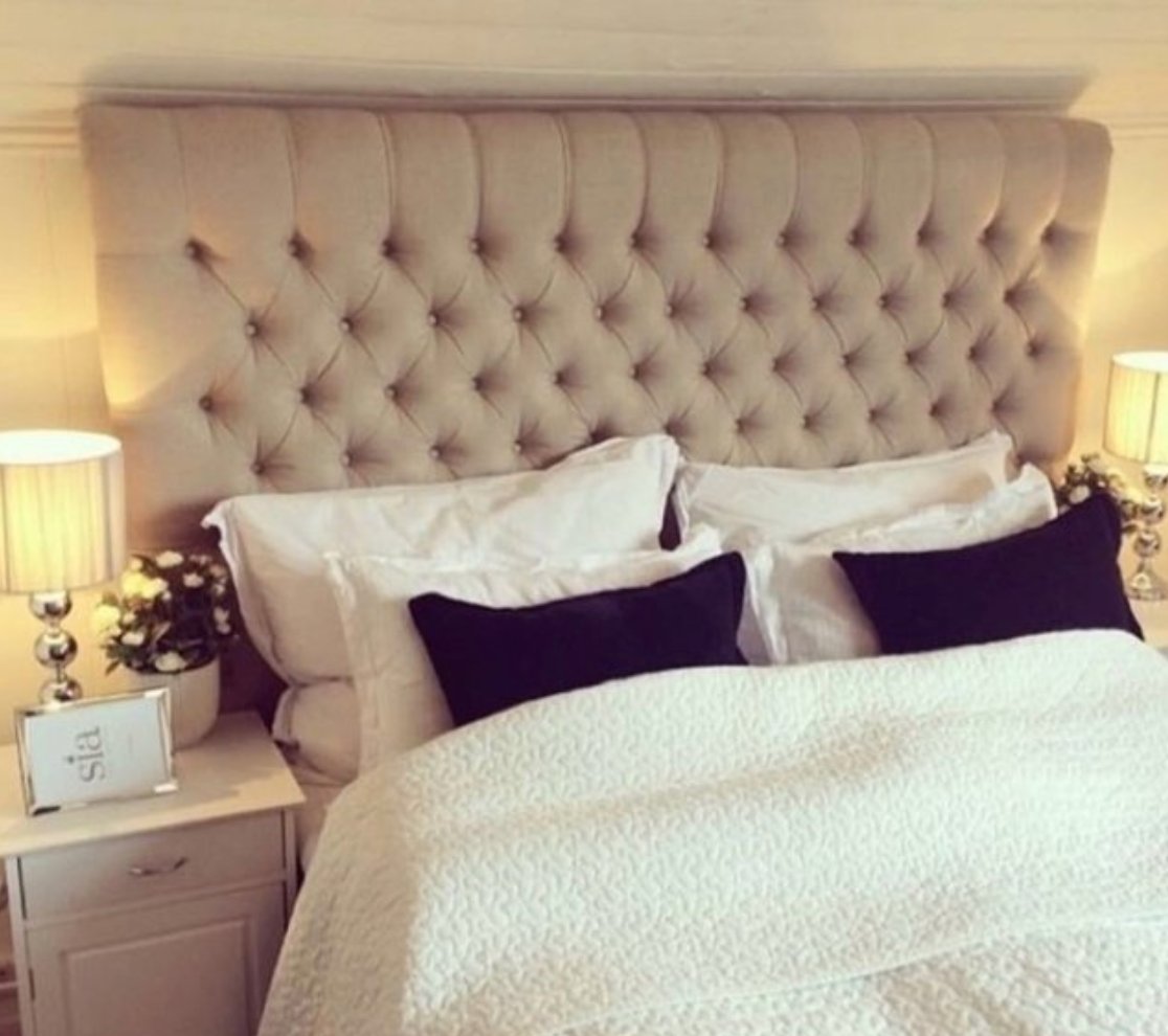 Respaldo de cama Mily capitoné en beige, vista frontal – Tienda de Banquitos