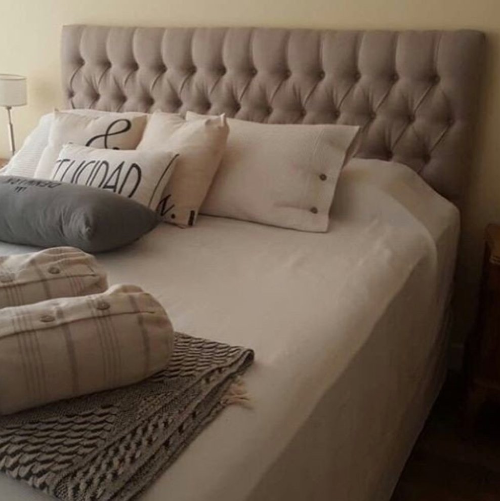 Respaldo de cama Mily capitoné en gris, vista frontal – Tienda de Banquitos