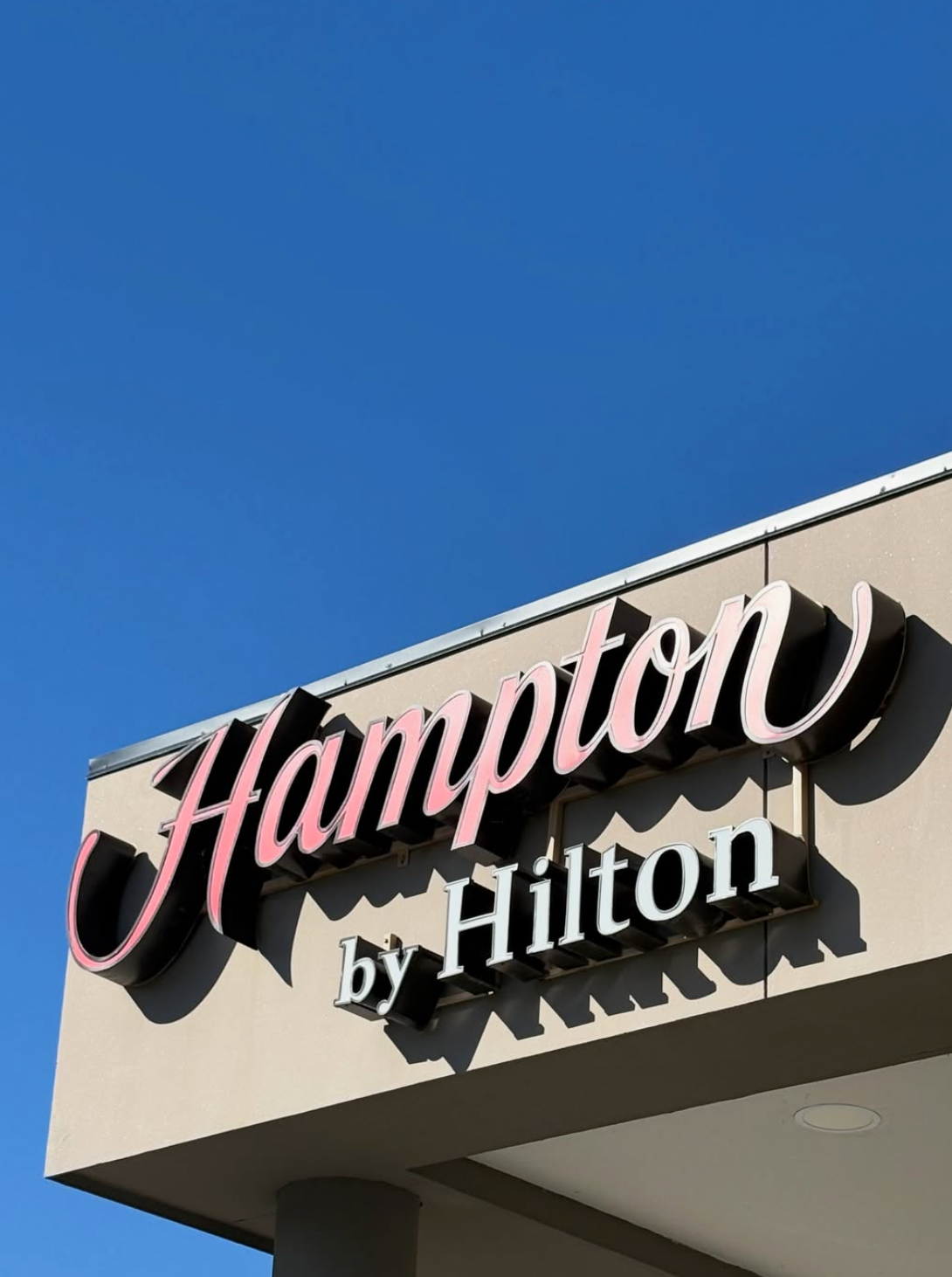 Mobiliario hotelero personalizado – sillón Hampton by Hilton Bariloche vista lateral