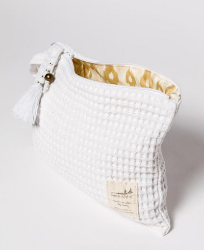 Necessaire Off White abierto que muestra el forro estampado en tonos crema y dorado