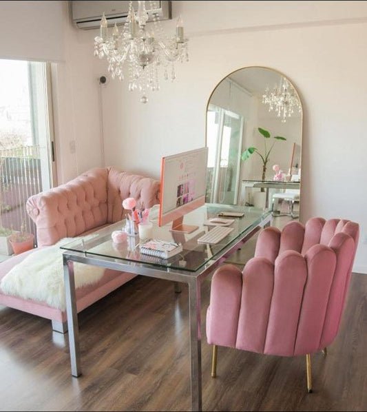 Diván capitoné rosa y Sillones Angie rosas alrededor del escritorio de cristal de la oficina Puro Glamour