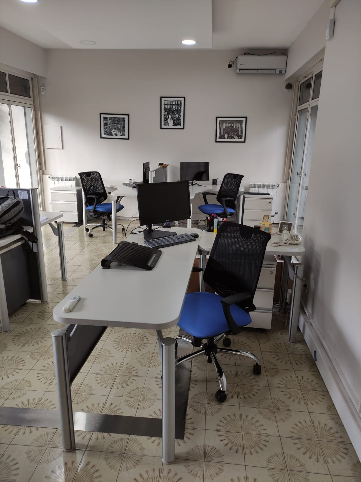 Puestos de trabajo de Ertem Rivero y Partners con sillas Aston Mediana de malla negra y asiento azul