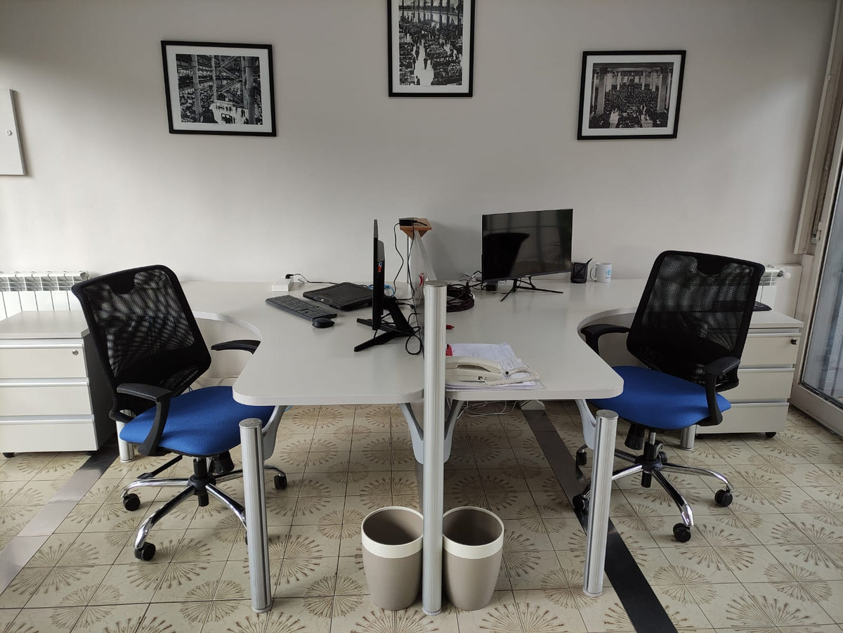 Dos sillas Aston Mediana de Archivos Activos con asiento azul y base cromada en las oficinas de Ertem Rivero y Partners
