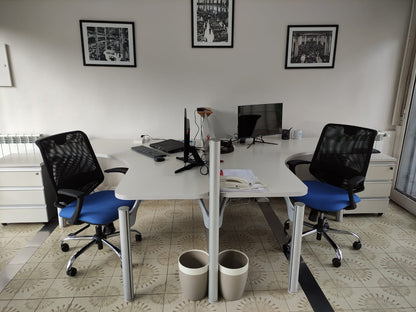 Dos sillas Aston Mediana de Archivos Activos con asiento azul y base cromada en las oficinas de Ertem Rivero y Partners