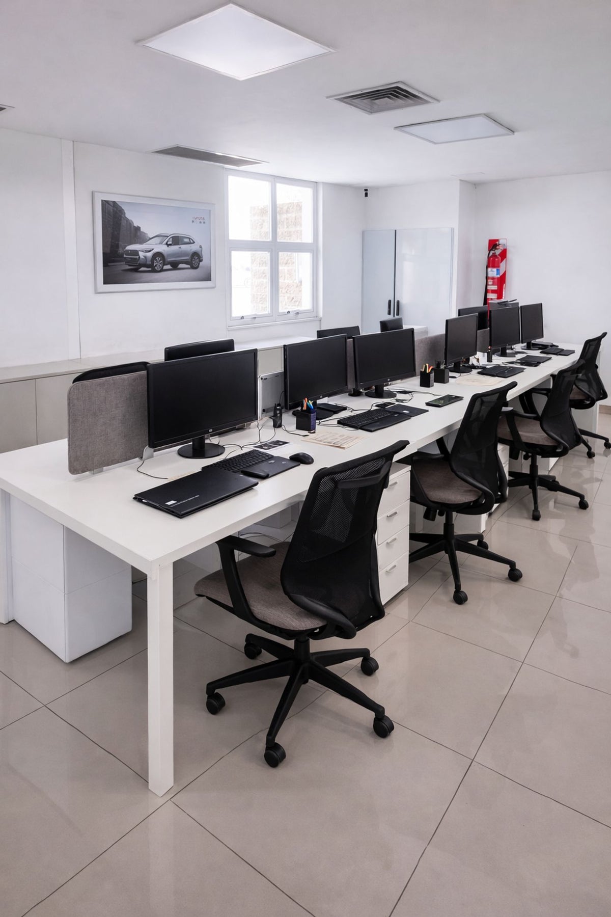 Puestos de trabajo de FAX Facilities con sillas operativas Aston mediana de respaldo de malla negra y asiento gris