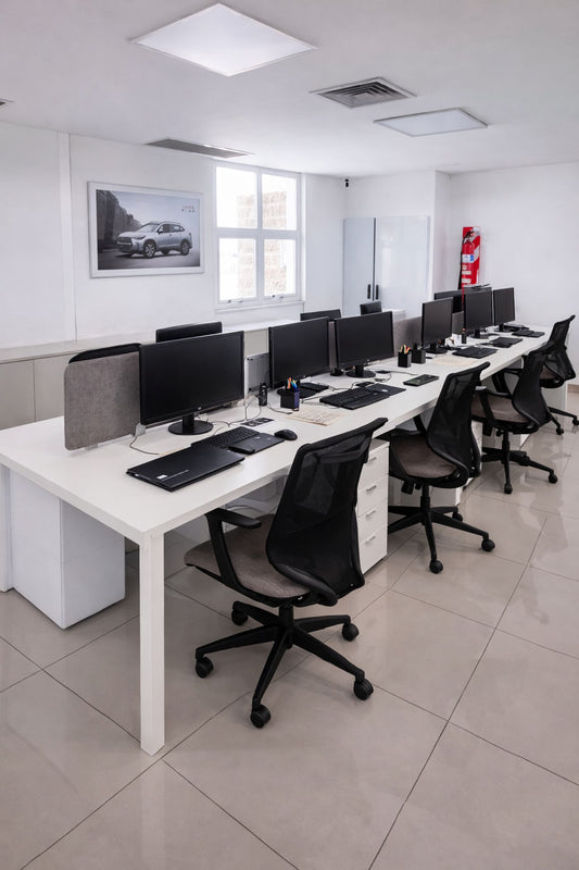Puestos de trabajo de FAX Facilities con sillas operativas Aston mediana de respaldo de malla negra y asiento gris
