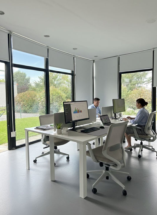 Oficinas River Camp con puestos de trabajo y sillas Aston medianas de Archivos Activos