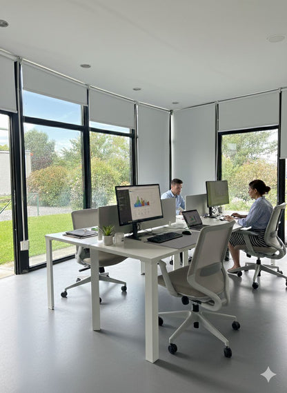 Oficinas River Camp con puestos de trabajo y sillas Aston medianas de Archivos Activos
