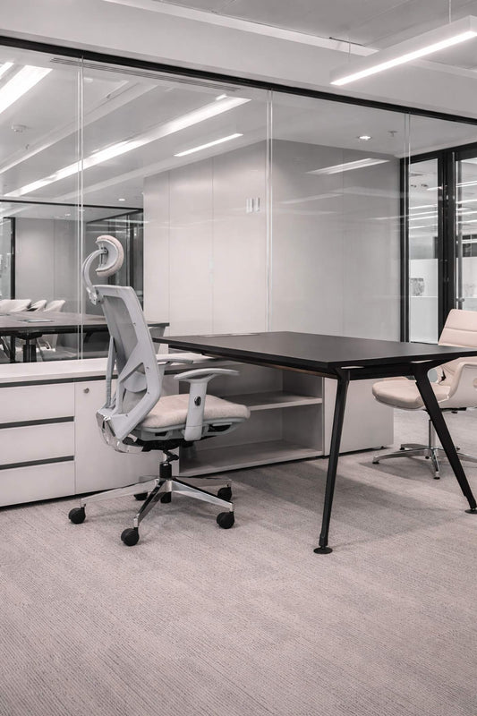 Oficina de Tempel Group con escritorio gerencial Avant, silla gerencial Aston y sillas Cosmos