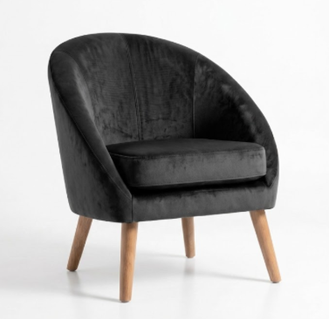 Sillón de un cuerpo Paris color Onyx en pana antimanchas importada, forma redonda y compacta con apoyabrazos integrados — que no ocupe mucho lugar en el living. Hecho a medida por Tienda de Banquitos.