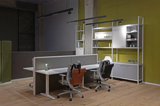 Puestos de trabajo divididos con panelería AW Activewall de Archivos Activos y estantería de aluminio