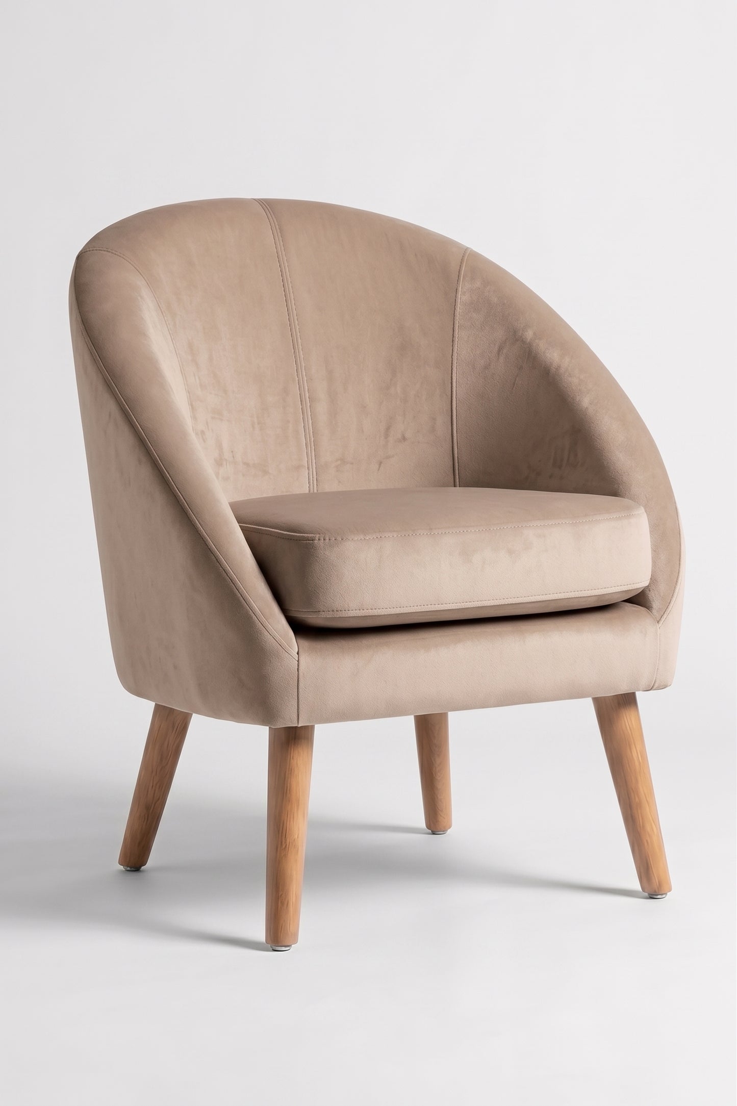 Sillón de un cuerpo Paris color Latte en pana antimanchas importada, forma redonda y compacta con apoyabrazos integrados — pensado para espacios chicos o departamentos. Hecho a medida por Tienda de Banquitos.
