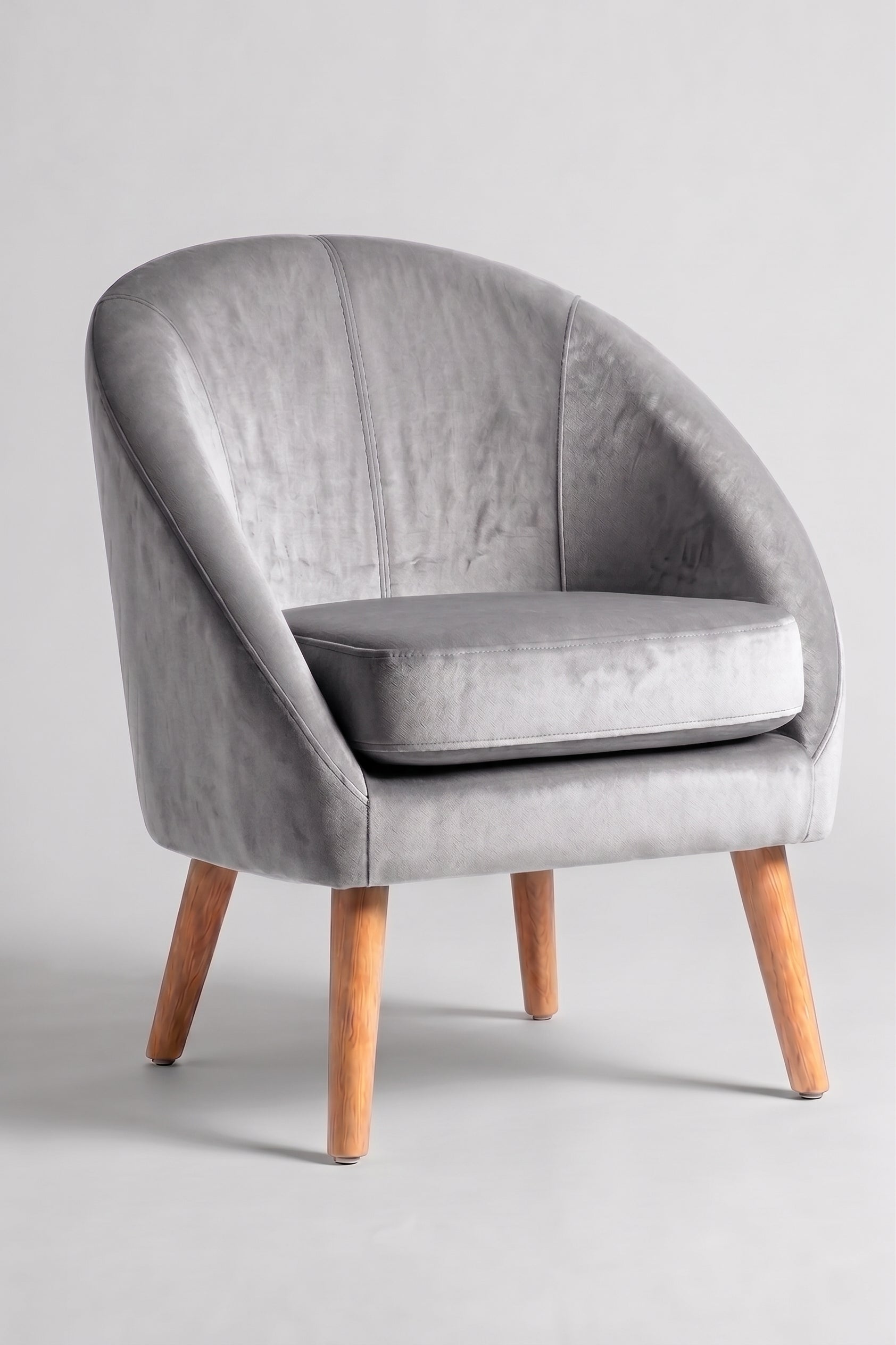 Sillón de un cuerpo Paris color Plata en pana antimanchas importada, forma redonda y compacta con apoyabrazos integrados — pensado para espacios chicos o departamentos. Hecho a medida por Tienda de Banquitos.